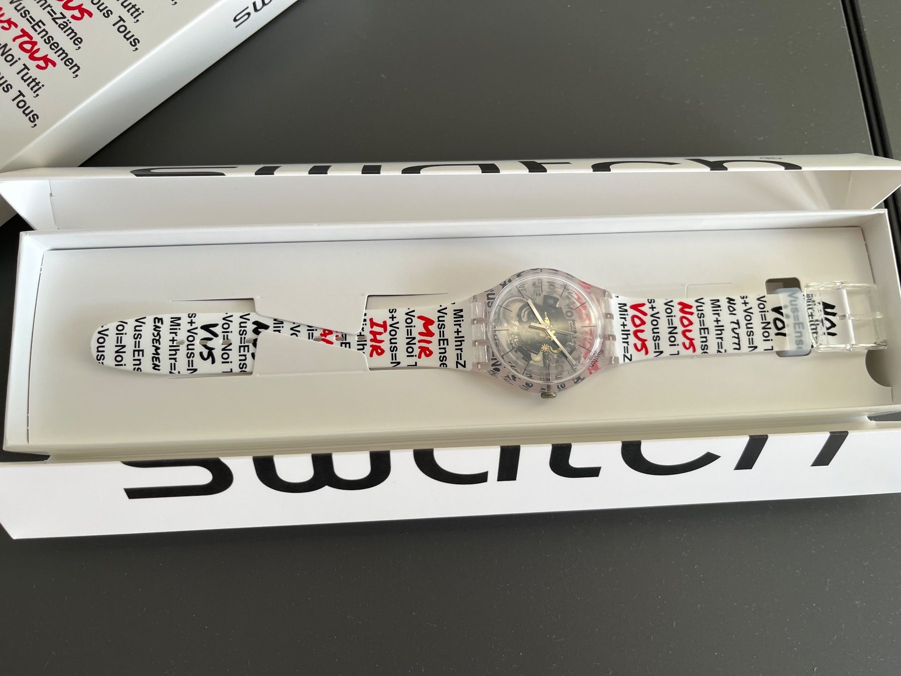 Swatch Orologi: Swatch Aktionärsuhr 2026 – Nuovo e nell'imballaggio originale da Zofingen venduto da King. 1