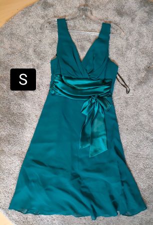 Smaragdgrünes Abendkleid mit Schleife, Grösse S👗