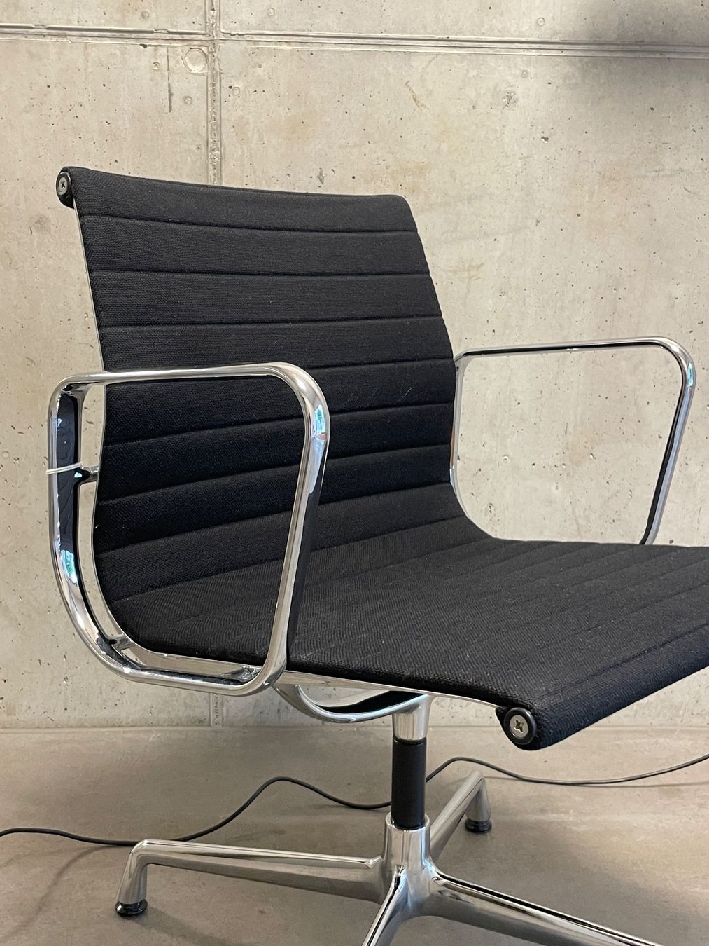 Vitra Sessel: Eames Aluchair EA 108 schwarz – Gebraucht aus Zürich von starch.studio 3
