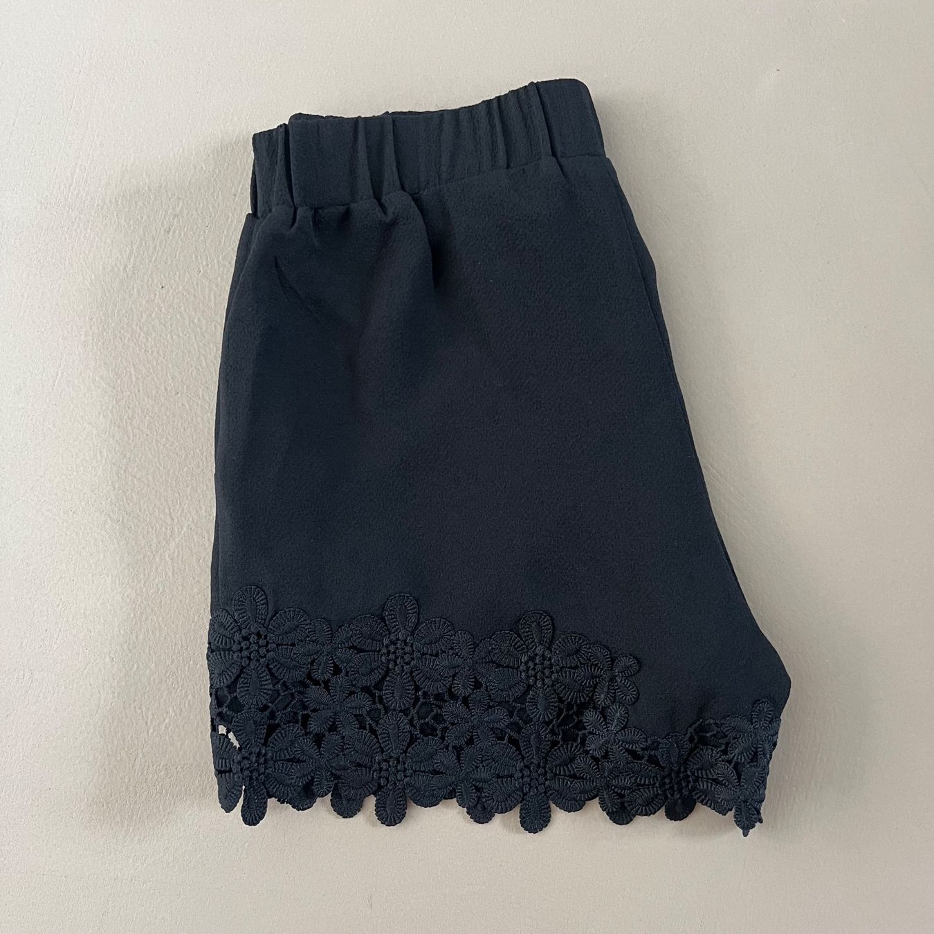 Vero Moda Pantaloni: VERO MODA  Shorts 🖤 – Usato da Zürich venduto da ClosetQueen 2