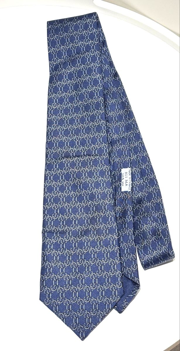 Hermès Krawatten: Original Hermes Silk Tie Dark Blue Geometric Pattern – Gebraucht aus Winterthur von Atelier.W 4