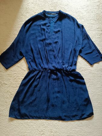 Fließendes marineblaues Kleid von Zara, Größe M