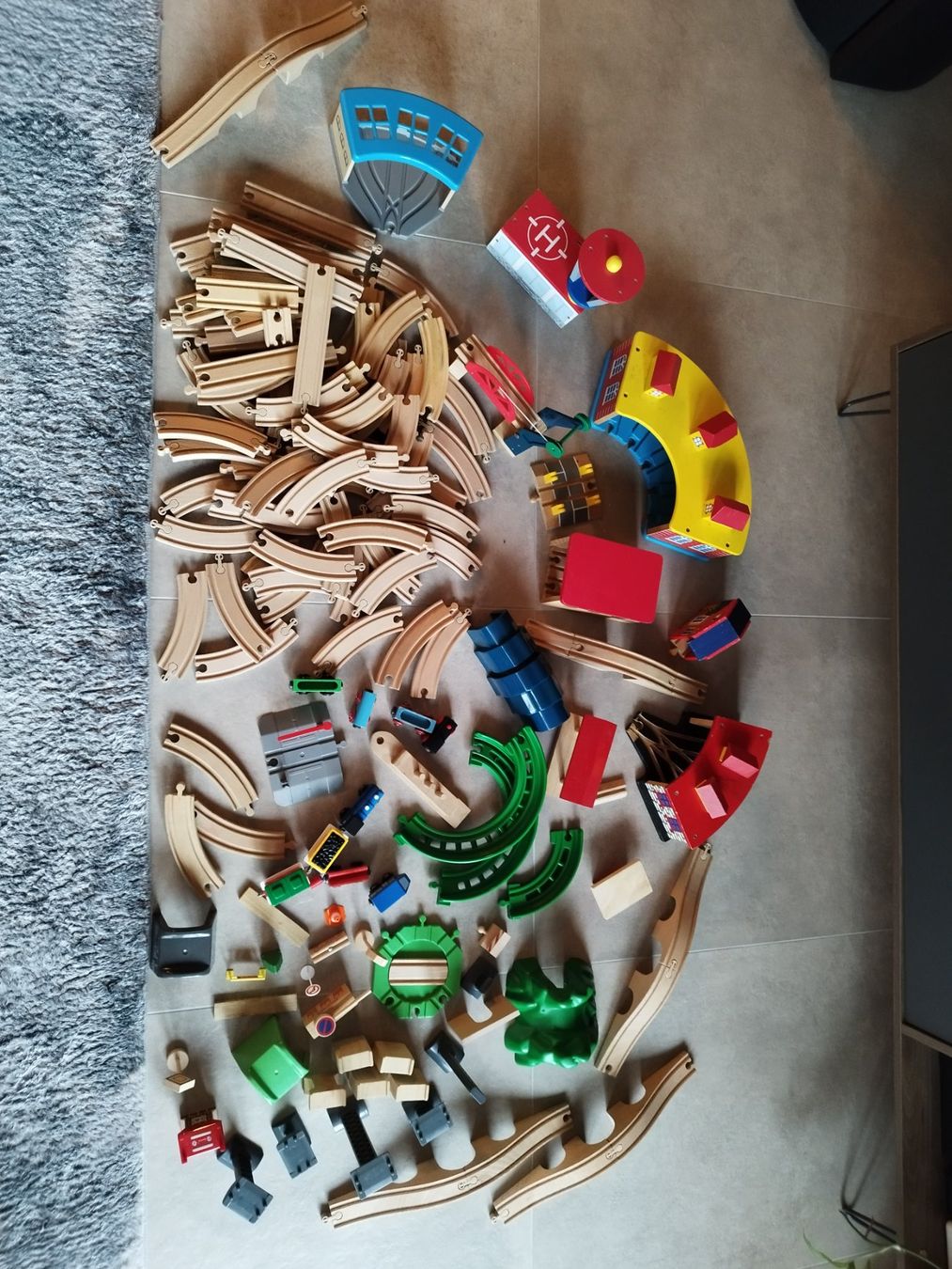 Jouets: Superbe collection de train en bois – D'occasion à Boécourt par aur_d8t5