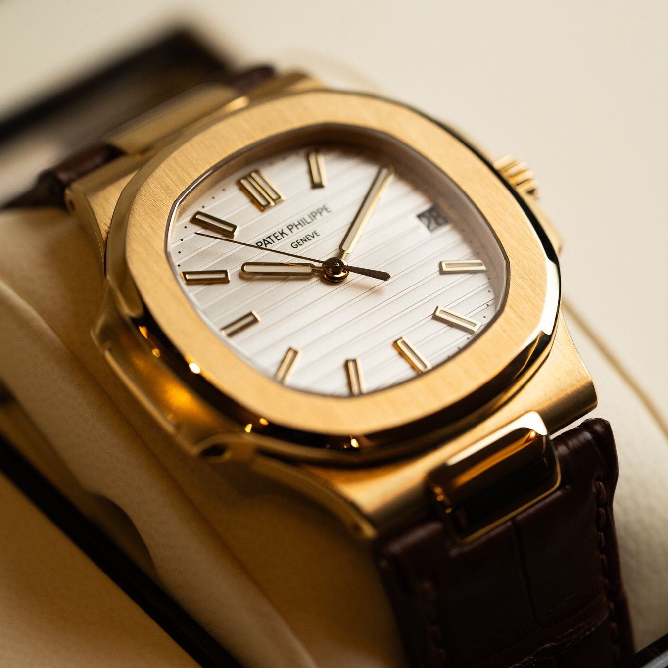 Patek Philippe Uhren: Patek Philippe Nautilus 5711J-001 – Neu und originalverpackt aus Genève von aspaklariacollection 9