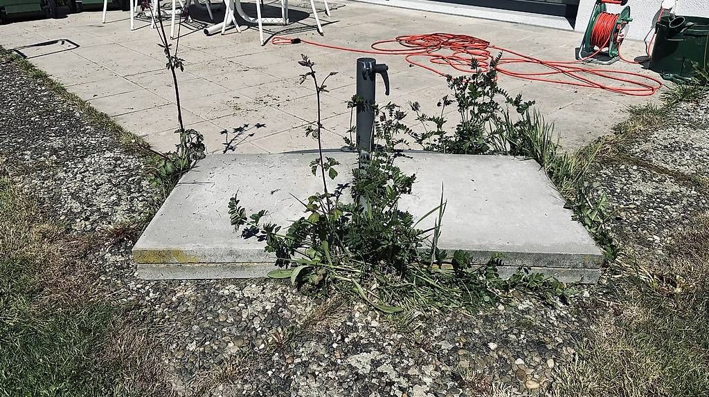 Altro: Sonnenschirmständer inkl. Vier Betonplatten  – Usato da Niederuzwil venduto da ciclone82 2