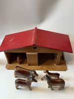 Altes Holzspielzeug Bauernhof Stall mit Tiere