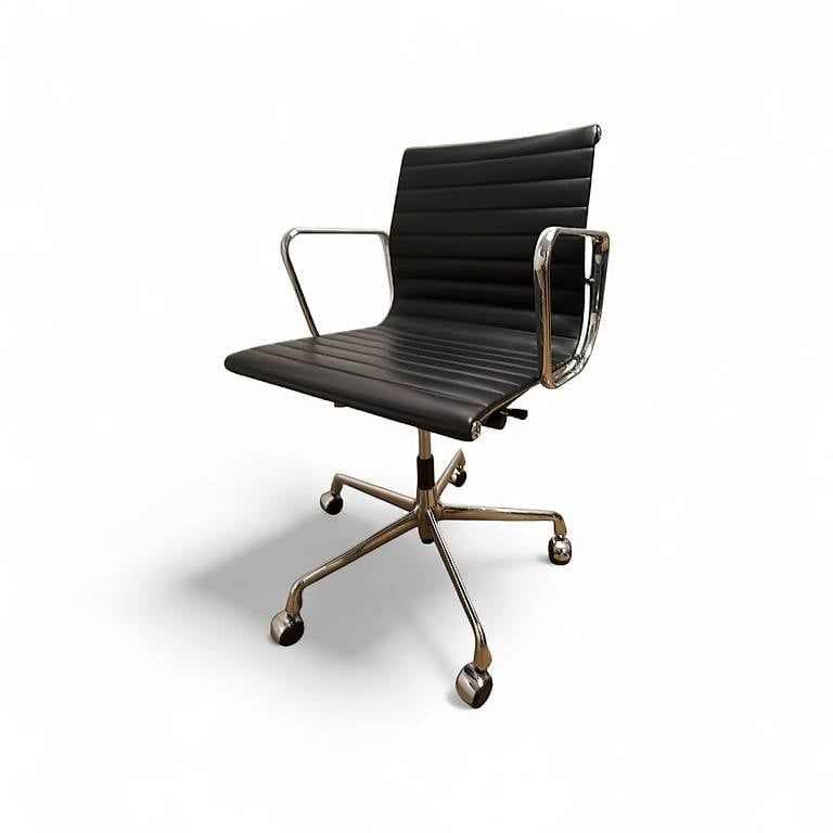 Vitra Sedie: Vitra Eames Aluchair EA 117 leder schwarz – Usato da Zürich venduto da style-and-design.zh