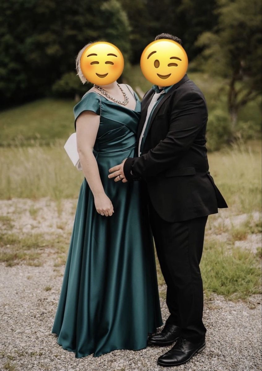 Kleider: Elegantes, smaragdgrünes Abendkleid – Neu und originalverpackt aus Wetzikon ZH von deb_8wcc 1