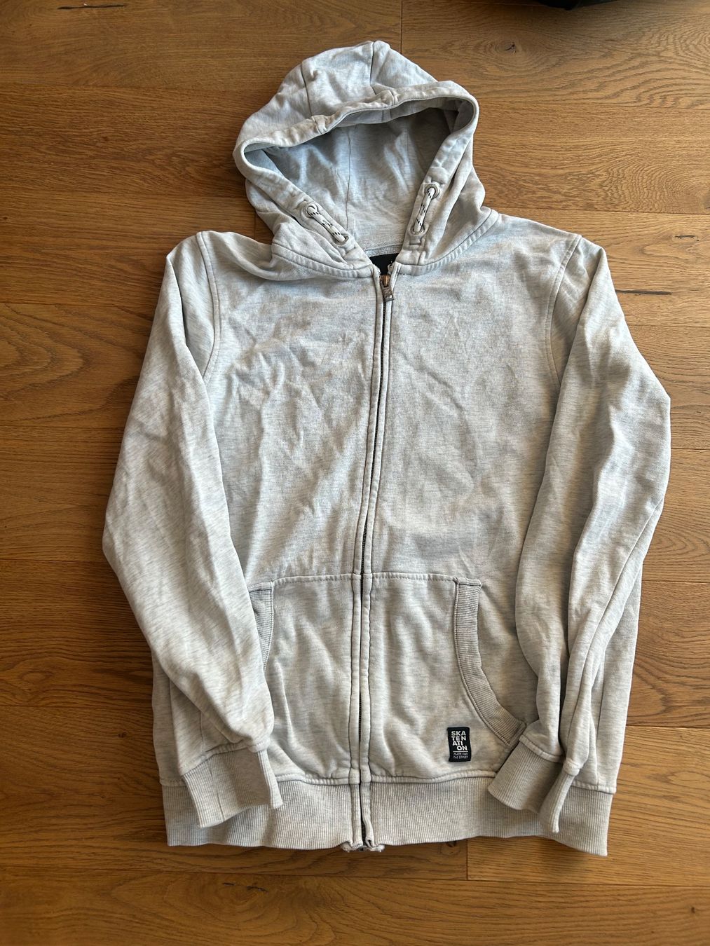 C&A Pulls et sweat-shirts: Pull à capuche enfant – D'occasion à Chêne-Bourg par JKLN