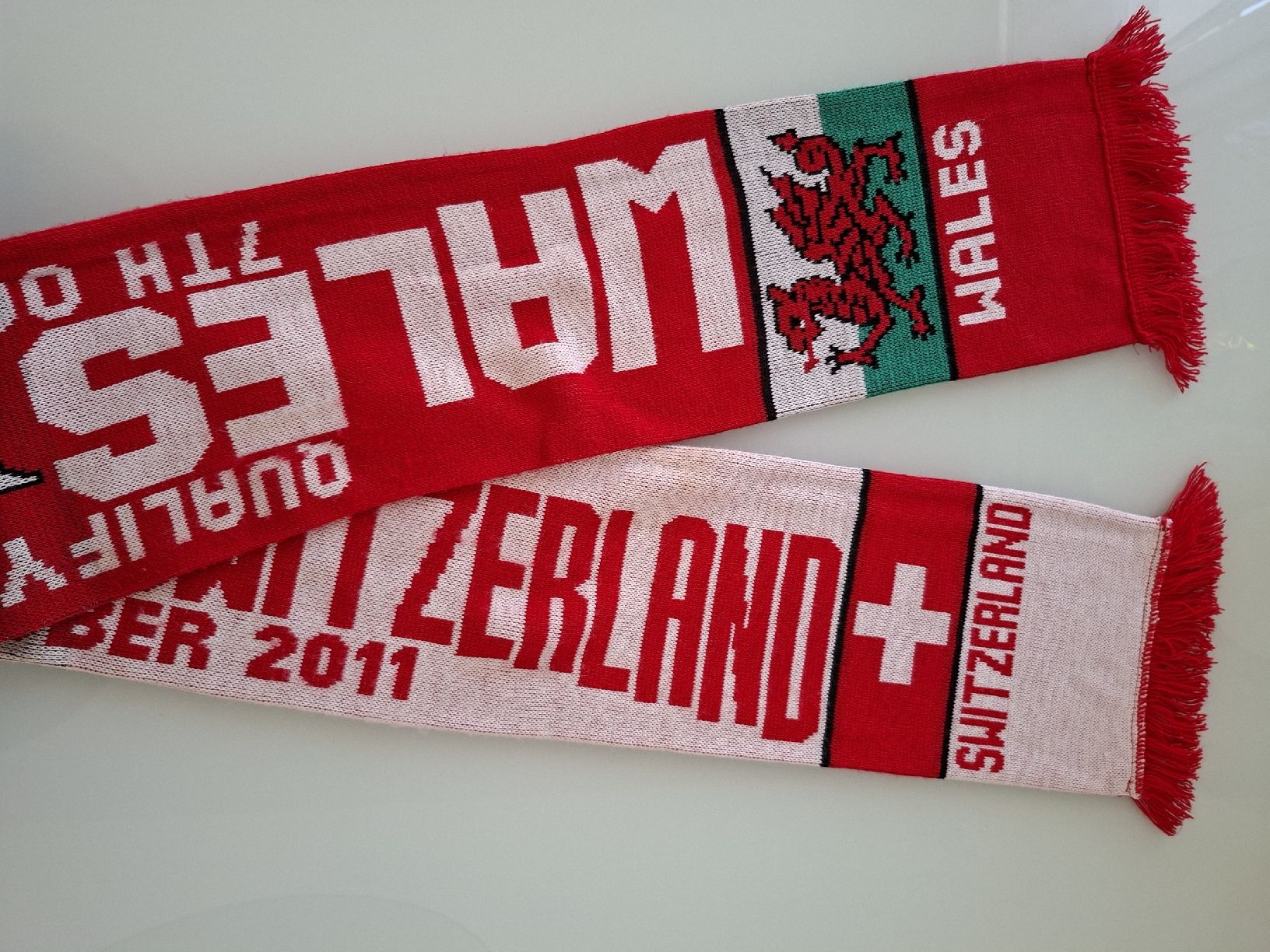 Foulard & Sciarpe: Echarpe en maille rouge et blanche avec franges. – Usato da Renens VD venduto da ser_j2fn 2