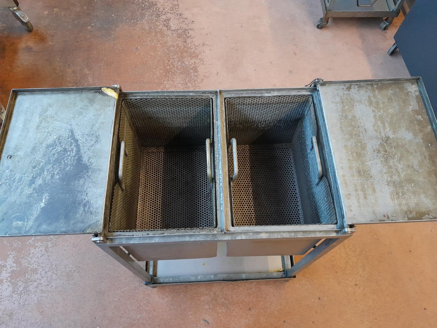 Valigie & Borse: Teilewasch- / Oelwagen – Usato da Rümlang venduto da BKCH 2