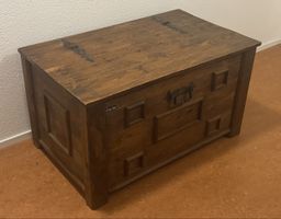 Truhe Holz massiv mit Beschlägen, guter Zustand