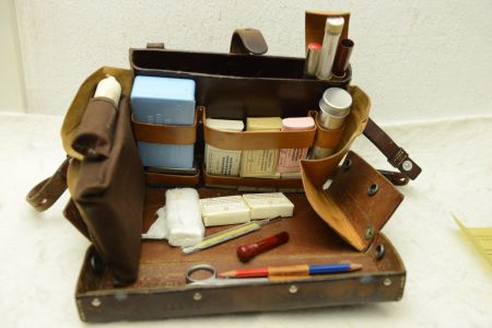Sanitätstasche mit benutzter Faltlaterne v.d. Schw. Armee