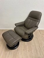 Vintage Stressless Ledersessel mit Hocker in Taupegrau