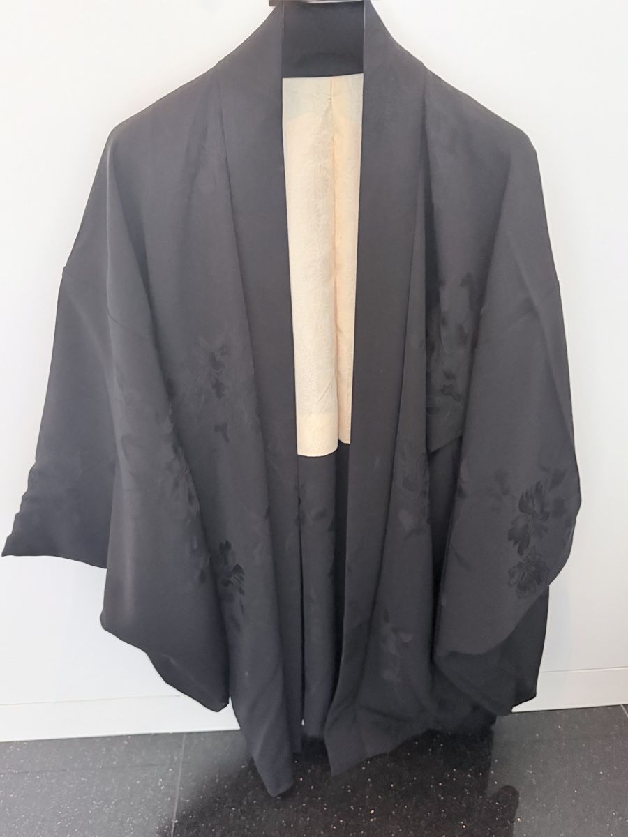 Art international: Black Kimono Jacket Floral Pattern Silk Blend Size M – Neuf (Voir description) à Zollikon par houseofsamar