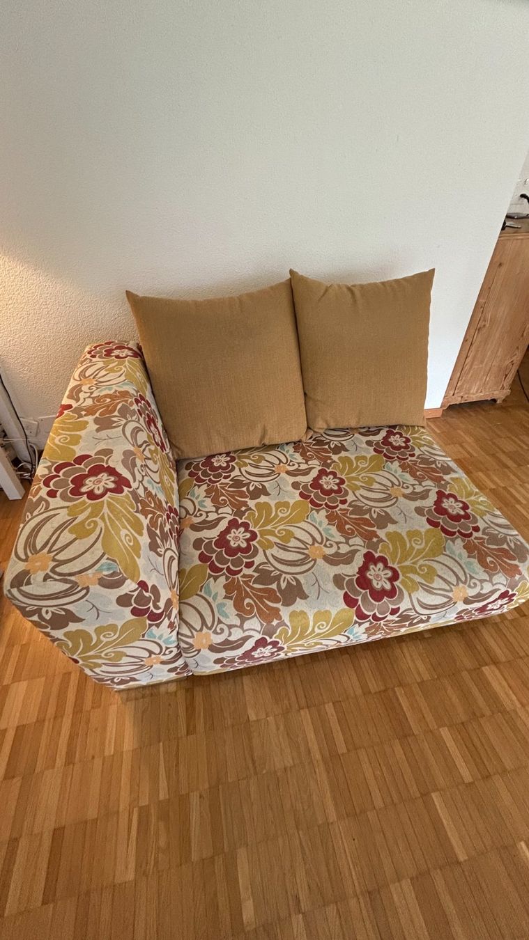 Divani: Sofa mit Hocker und Kissen Blumenmuster – Usato da Obernau venduto da broadwaypop 4