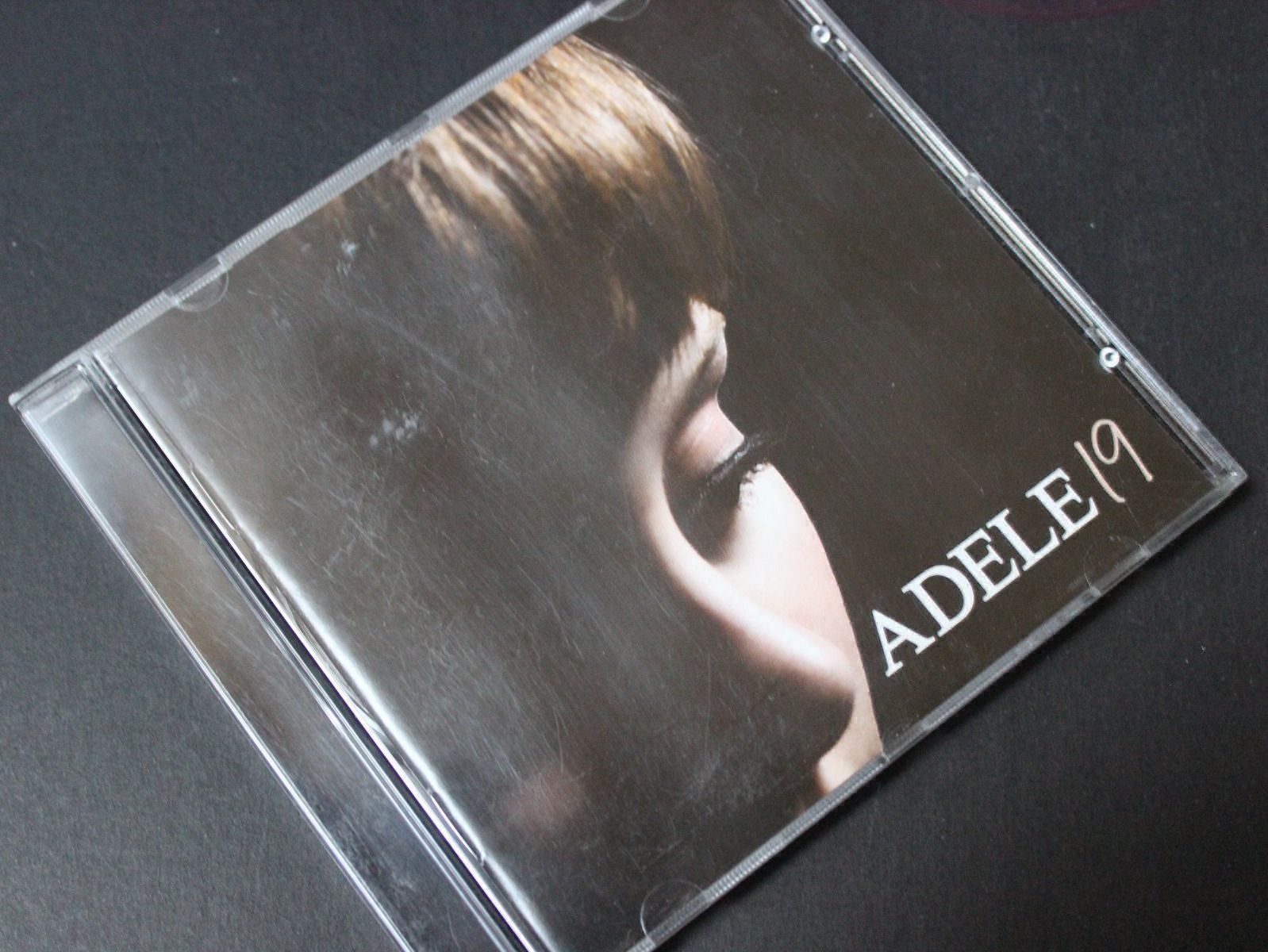 CD: ADELE - 19 (CD) 2008 mit "Chasing pavements" – Usato da Tübach venduto da JamesStone