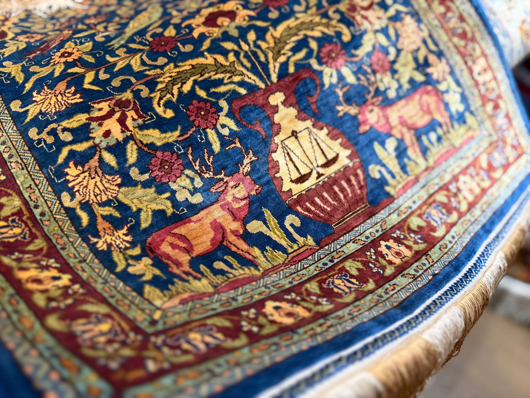 Tappeti: Seltener Hereke -  handgeknüpfter Seidenteppich – Usato da Bennau venduto da Mayer_Carpets 5