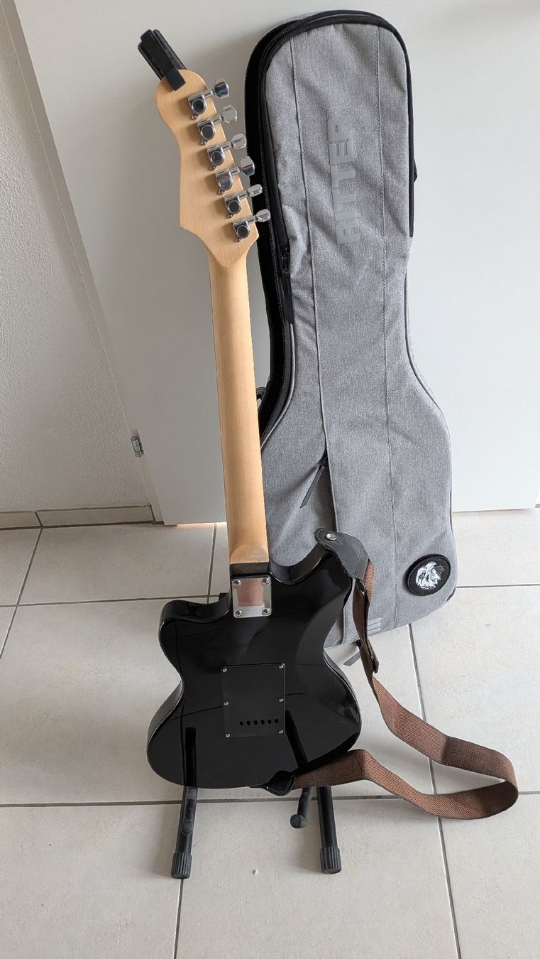 Instruments de musique: Electric guitar + bag + stand + tuner  – D'occasion à Bonstetten par Johanne_Lamalle 1