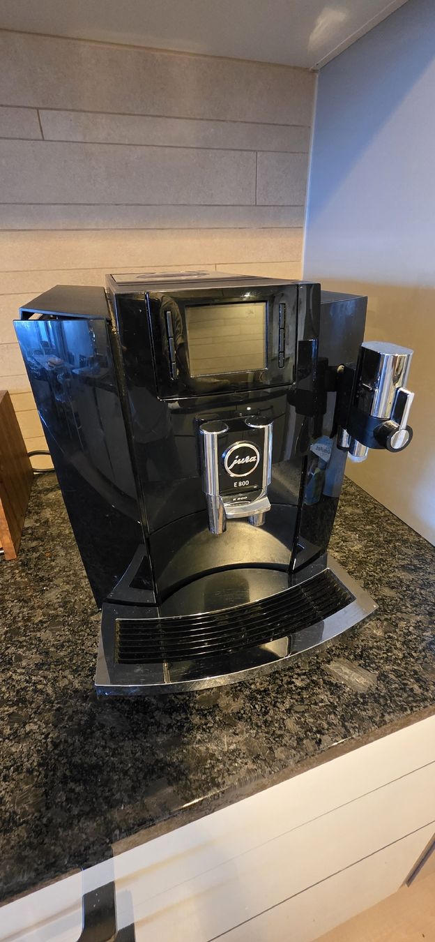 Jura Macchine per caffè & Macchine per espresso: Jura E800 Kaffeevollautomat – Usato da Basel venduto da Reto114