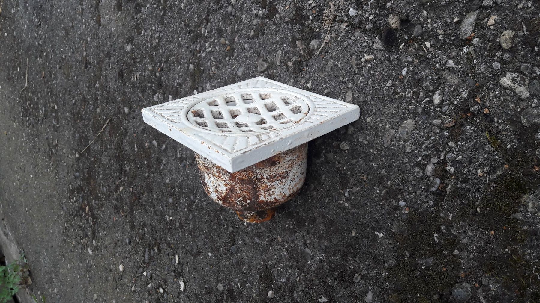 Griglie e Inferriate: Bodenablauf Gusseisen mit Rost – Usato da Laufen venduto da Mann455 1