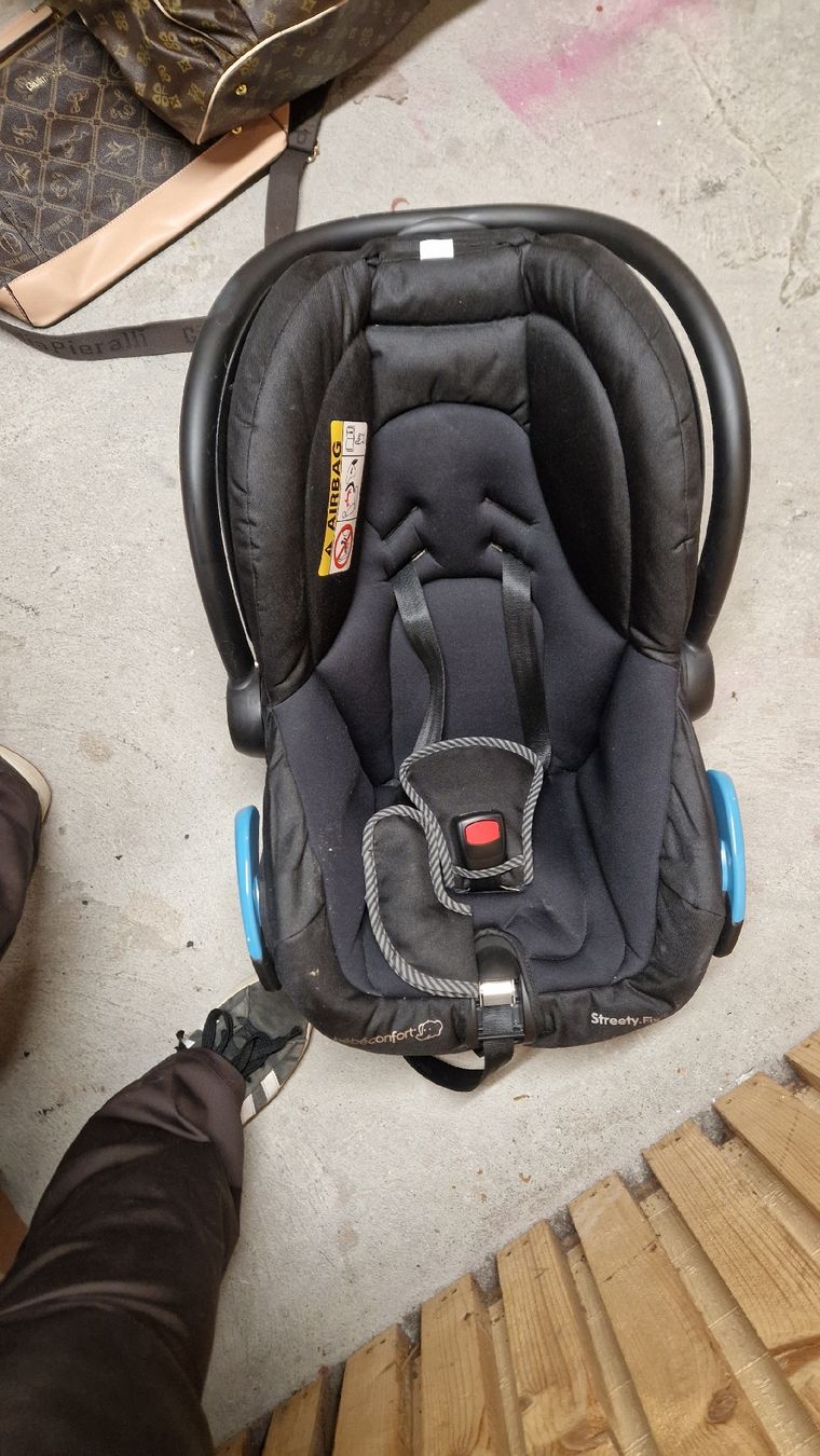 Seggiolini per auto: Siège auto Bébé Confort et accessoires – Nuovo (secondo la descrizione) da Genève venduto da Laura.1998 2