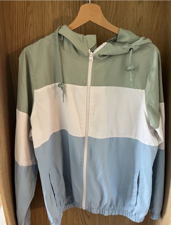 Coupe-vent à capuche tricolore vert blanc bleu état neuf