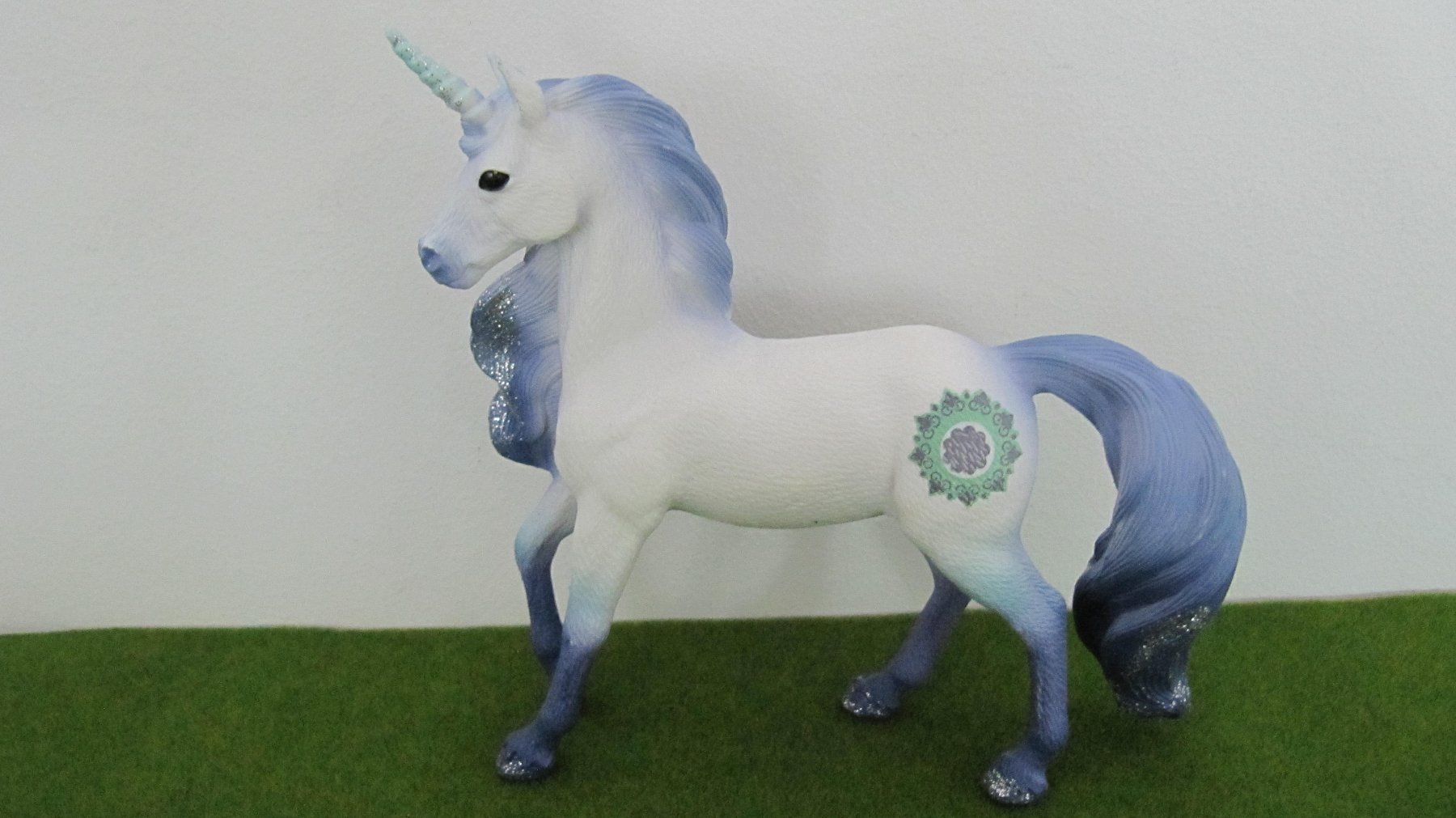 Schleich Spielzeuge: Schleich Mandala Einhorn mit Glitzer – Gebraucht aus Brunnen von Kiwiland1
