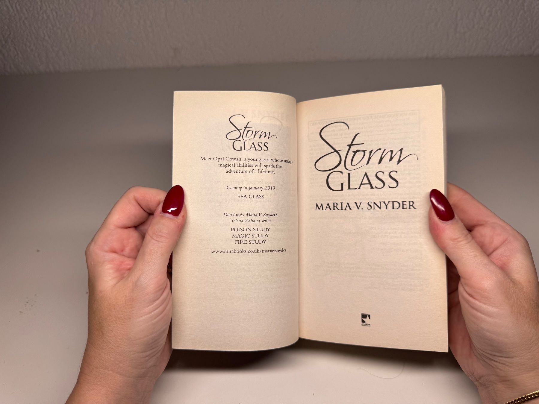 Bücher: NOVEL: Maria V. Snyder, Storm Glass – Gebraucht aus Grosswangen von English_books 3