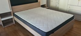 Neuwertiges Schlafzimmer, Bett, Schrank und Komode