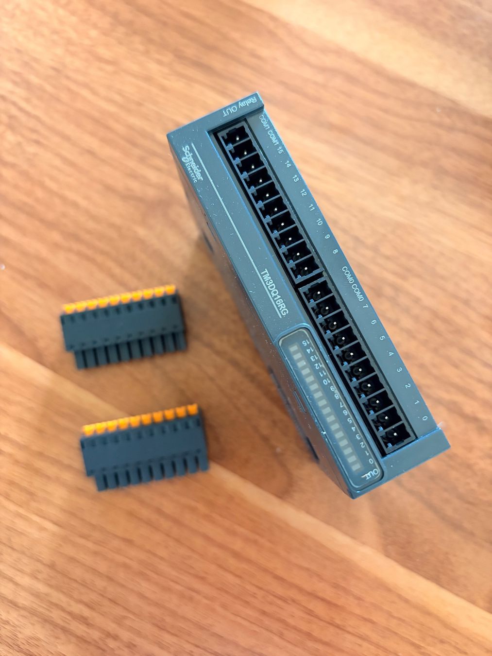 Schneider Componenti elettronici: SPS Ausgabemodul 16 Relais 24V – Nuovo e nell'imballaggio originale da Oberschrot venduto da sentinel.88 1