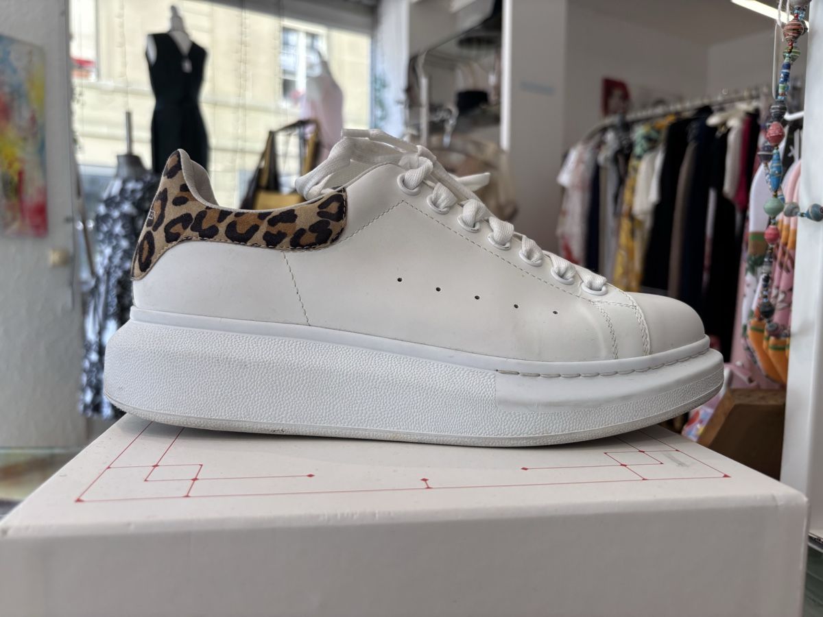 Alexander Mcqueen Damenschuhe: Alexander McQueen Sneaker Weiss Leo Grösse 39.5 – Gebraucht aus Burgdorf von VouSchoen 2