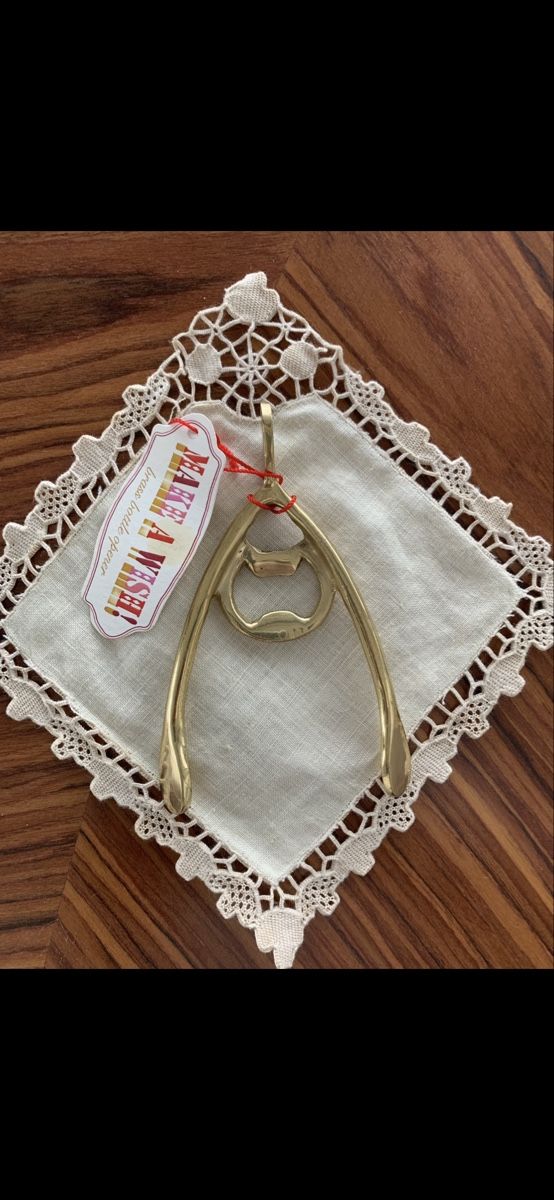 Küchengeräte: brass bottle opener, interesting design – Neu und originalverpackt aus Lausanne von oyu_hgg5