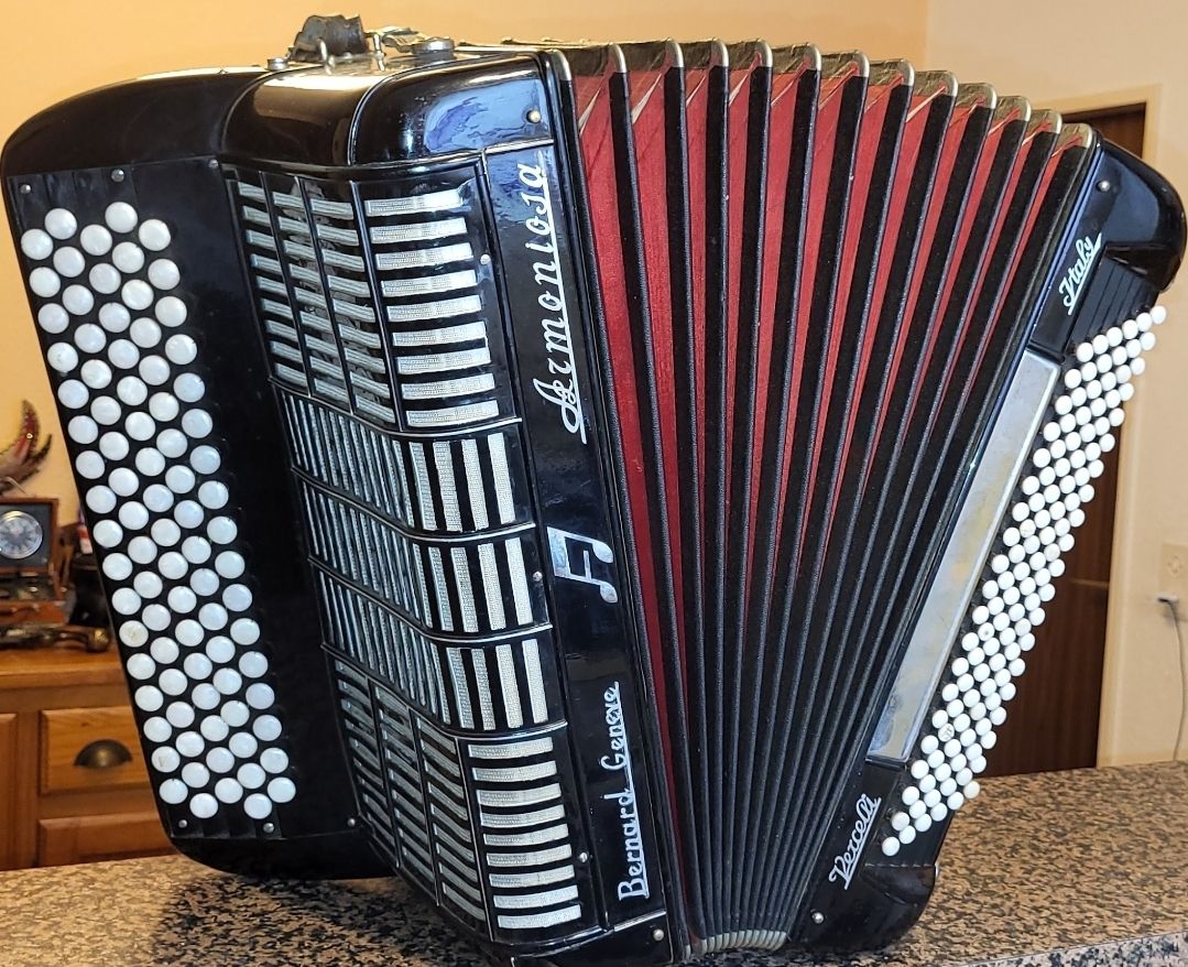 Strumenti musicali: Accordéon  vercelli 4 voix à gradin – Usato da Penthalaz venduto da EvandroLuz