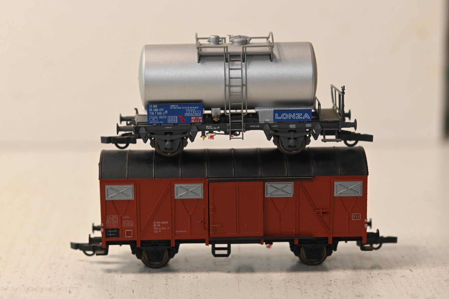 Fleischmann Modellini di ferrovie: Güterwagen Fleischmann HO/DC mit OVP , 2 Stück – Usato da Laupen ZH venduto da Zmoewe