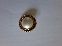 goldener Metallknopf mit Perle
