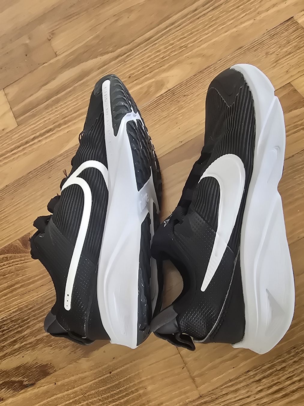 Nike Scarpe per ragazzi: Nike Turnschuhe 32, neuwertig – Usato da Zürich venduto da Henrimatisse 4