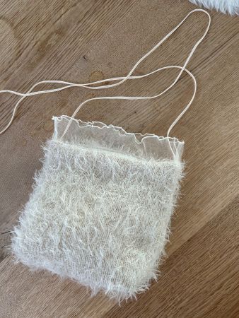 Kleine Tasche aus beigem Teddystoff