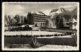 AK Arosa, Hotel Valsana, Eisbahn mit Zuschauern