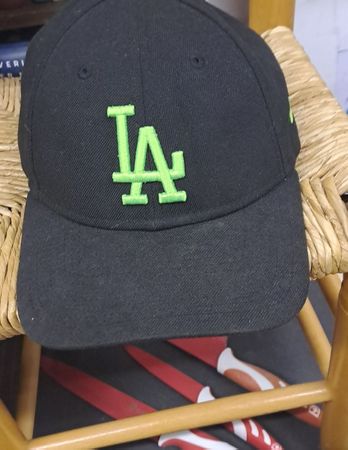 Basecap LA schwarz mit neongrünen Buchstaben Grösse M
