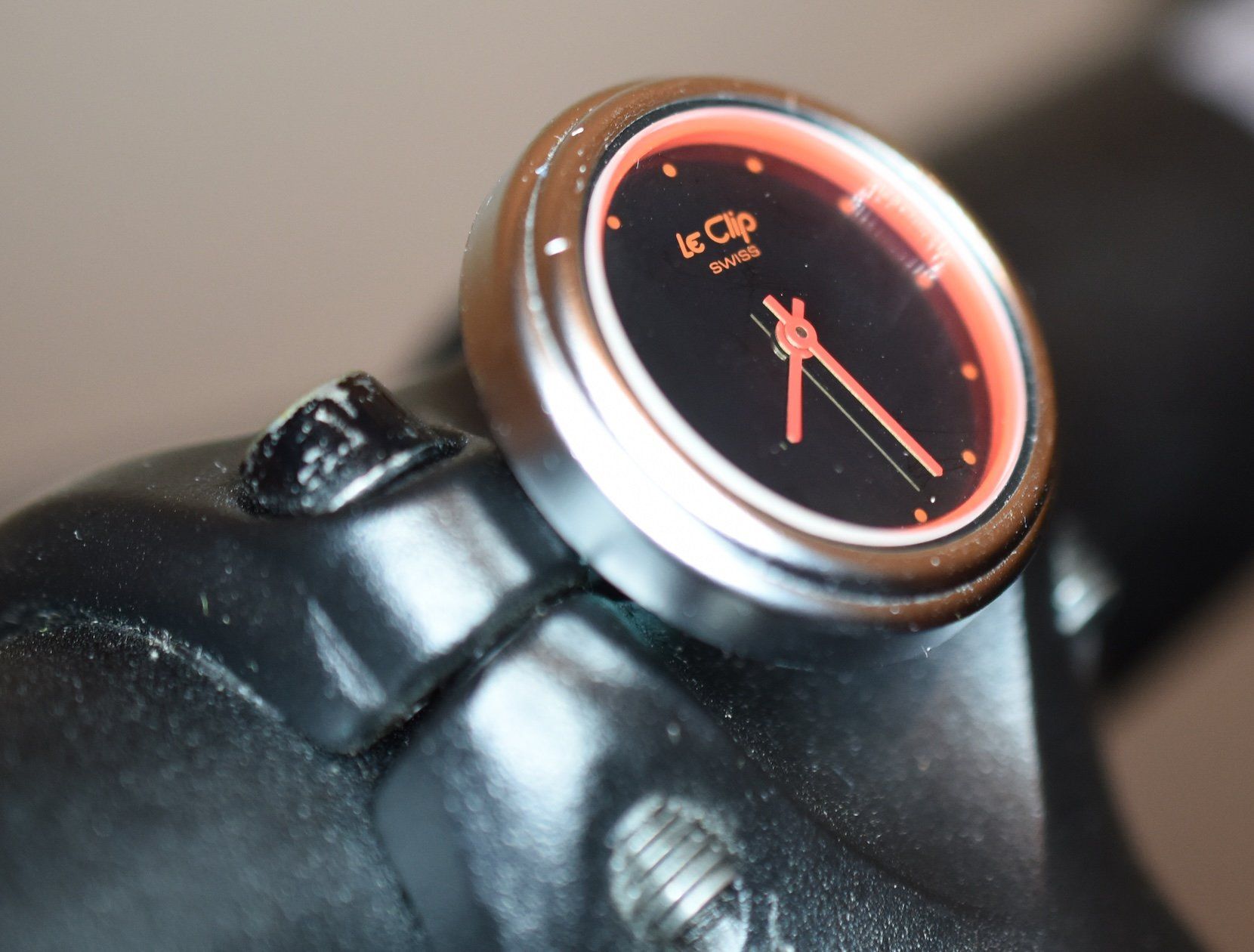 Orologi: LeClip, Die Anklemmuhr, schwarz rot grau, Std Min – Usato da Emmen venduto da renerich 4