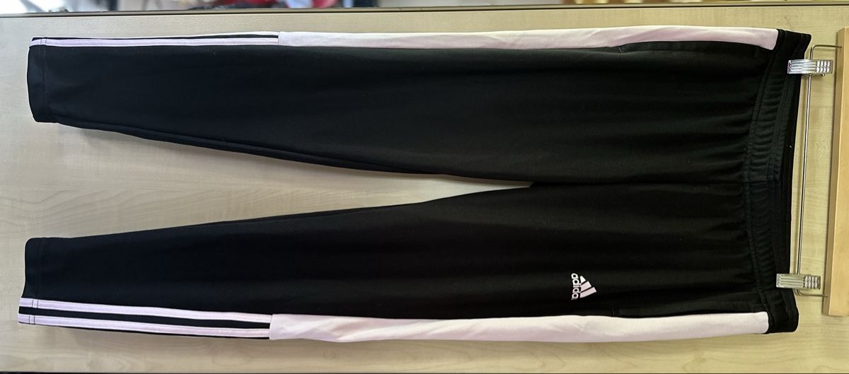 Adidas Pantalons: Adidas Trainerhose – Neuf (Voir description) à Obersaxen par sin_mvy5