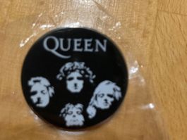 Queen Pin Anstecker Punk Metal Rock Band 1