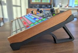 Ständer Synthstrom Deluge ohne Schriftzug mit 3M Anti-rutsch