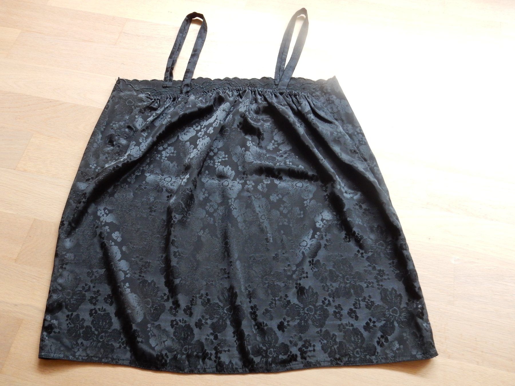 Top: klassiches Top in schwarz mit Spitzen + Blumendesign – Usato da Jona venduto da simongarden 6