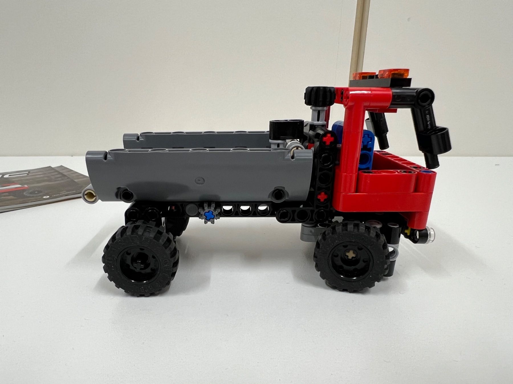 Lego Kit di costruzioni: LEGO Technic 42084 - Toller Absetzkipper! – Usato da Bottmingen venduto da Botbas 3