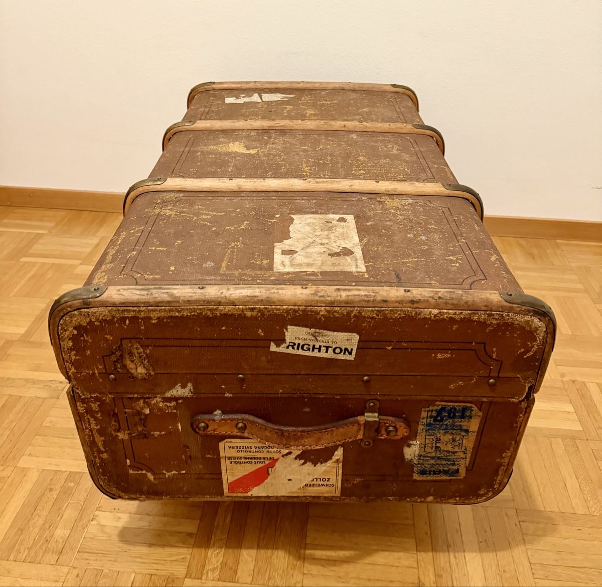 Tische: Couchtisch Vintage / Antiker Reisekoffer – Gebraucht aus Luzern von NRJenergy 4