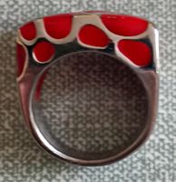 Ring Silberfarbig, rote Kunststoffeinlage, futuristisch