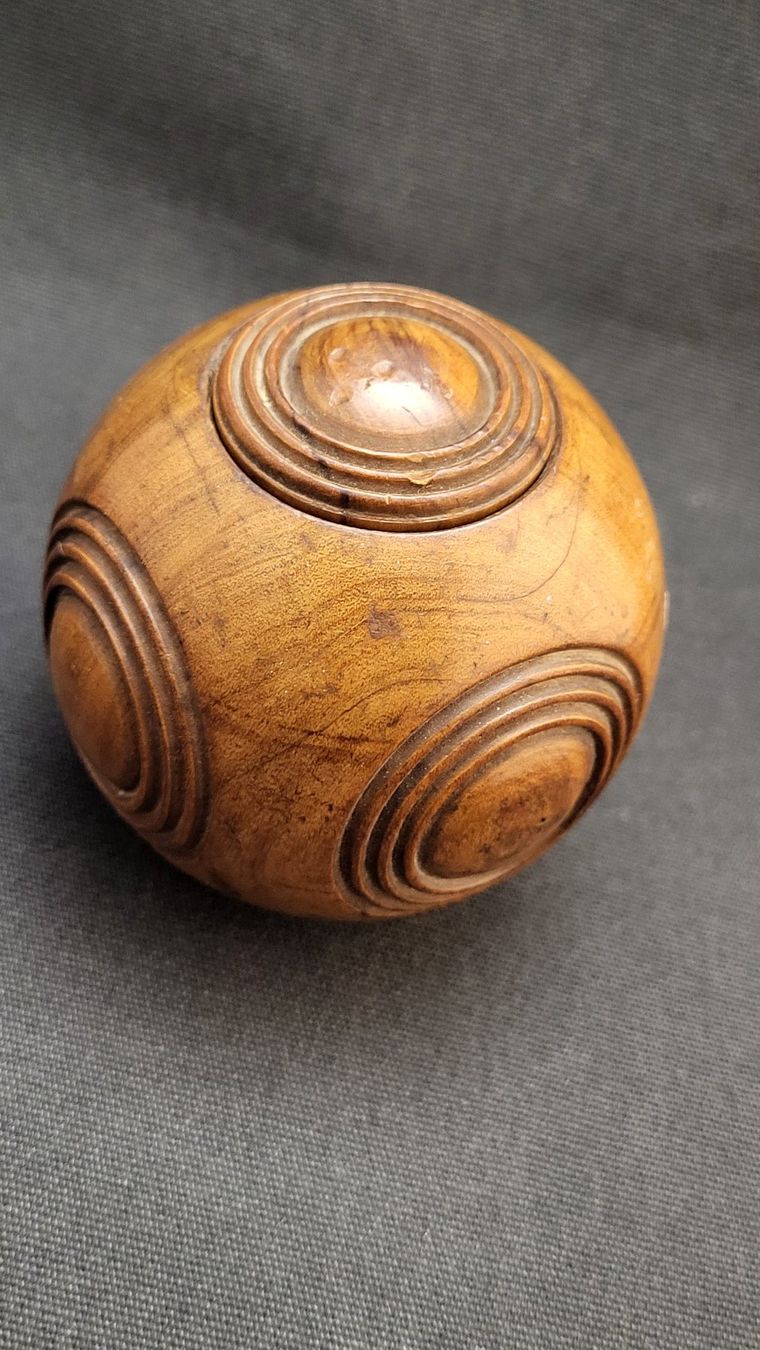 Statuette: Antiker Treen Puzzle Ball SCHNUPFTABAK-BEHÄLTER – Usato da Basel venduto da spinne02