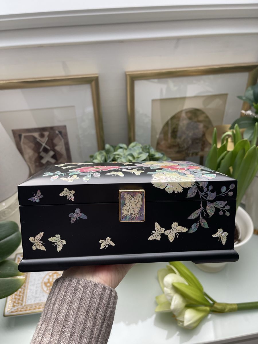 Cassapanche: EXKLUSIVE HANDGEFERTIGTE LACK-SCHATULLE MIT PERLMUTT-INLAY – Nuovo (secondo la descrizione) da Winkel venduto da Glamour-Style 1